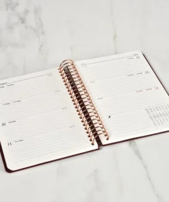 Kalender 2025 A6 vecka/uppslag brun