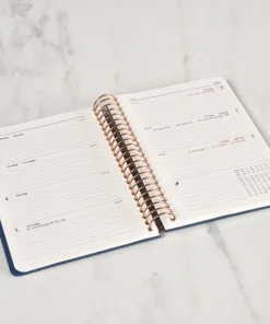Kalender 2025 A6 vecka/uppslag marinblå