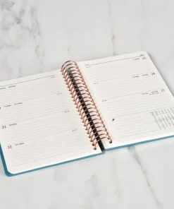 Kalender 2025 A6 vecka/uppslag blå