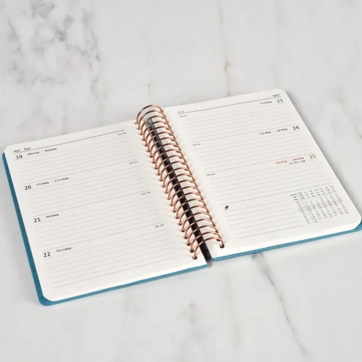 Kalender 2025 A6 vecka/uppslag blå