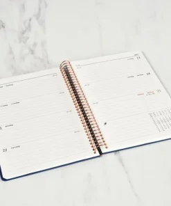 Kalender 2025 A5 vecka/uppslag marinblå