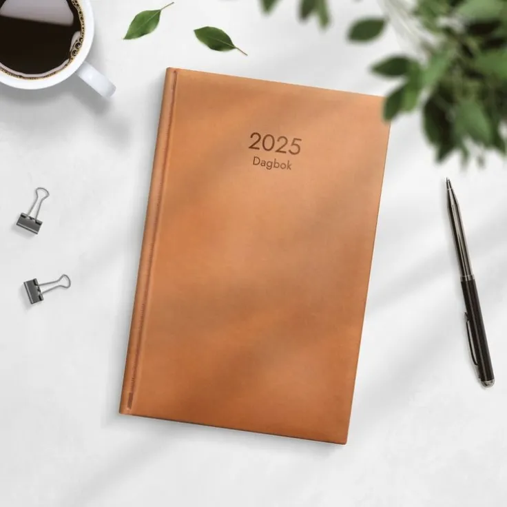 Kalender 2025 Dagbok cognac konstläder